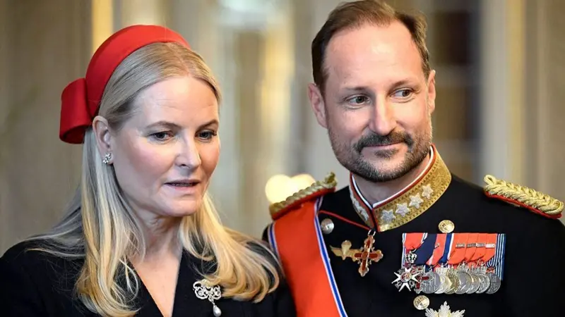 Quién es Haakon VIII, el nuevo rey de Noruega que asume la corona en tiempos convulsos para la monarquía