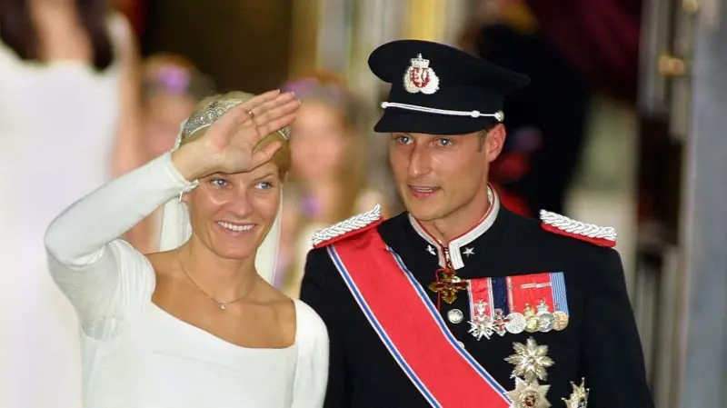 Quién es Haakon VIII, el nuevo rey de Noruega que asume la corona en tiempos convulsos para la monarquía