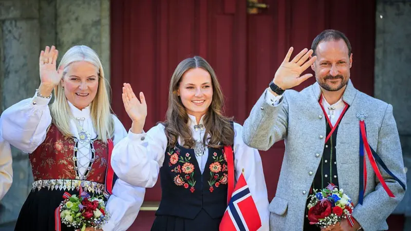 Quién es Haakon VIII, el nuevo rey de Noruega que asume la corona en tiempos convulsos para la monarquía