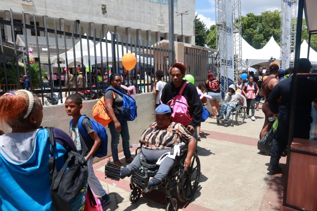Entre taxis, acarreos y madrugar: los ciudadanos intercambian plástico por material escolar