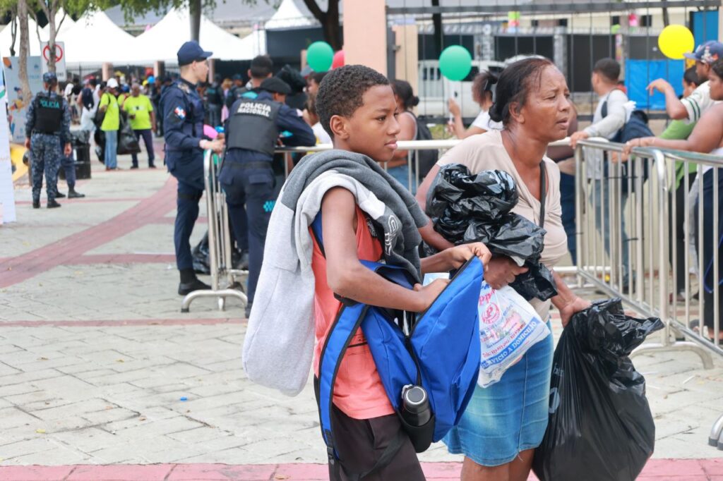 Entre taxis, acarreos y madrugar: los ciudadanos intercambian plástico por material escolar