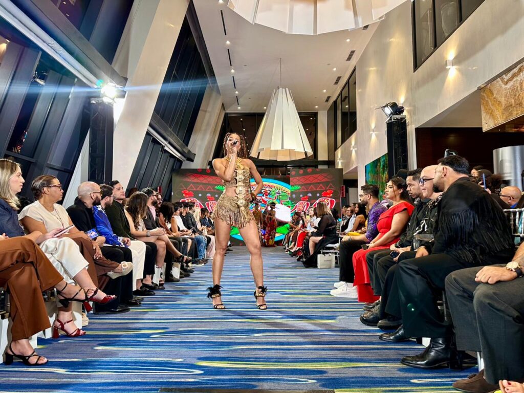 Sarodj abre el desfile de Giannina Azar en Trendy Fashion Week: One Night Only al ritmo de “Baila”