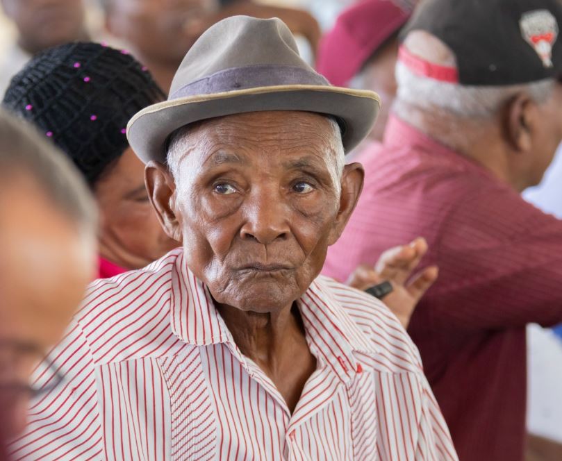 Gobierno entrega 165 títulos de propiedad a familias productoras en Galván, Bahoruco