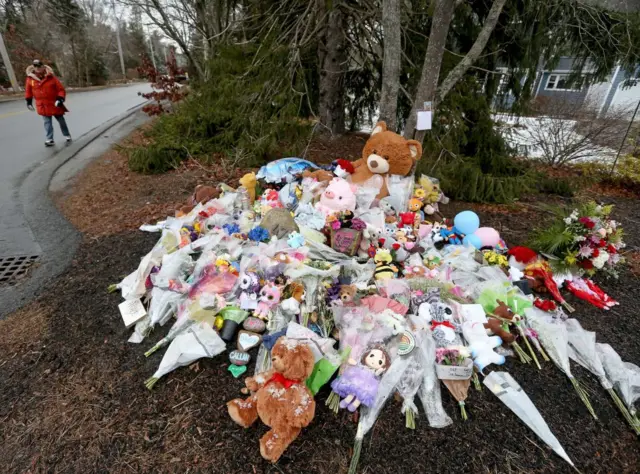 Un homenaje de flores y juguetes para los tres hijos asesinados de Lindsay Clancy
