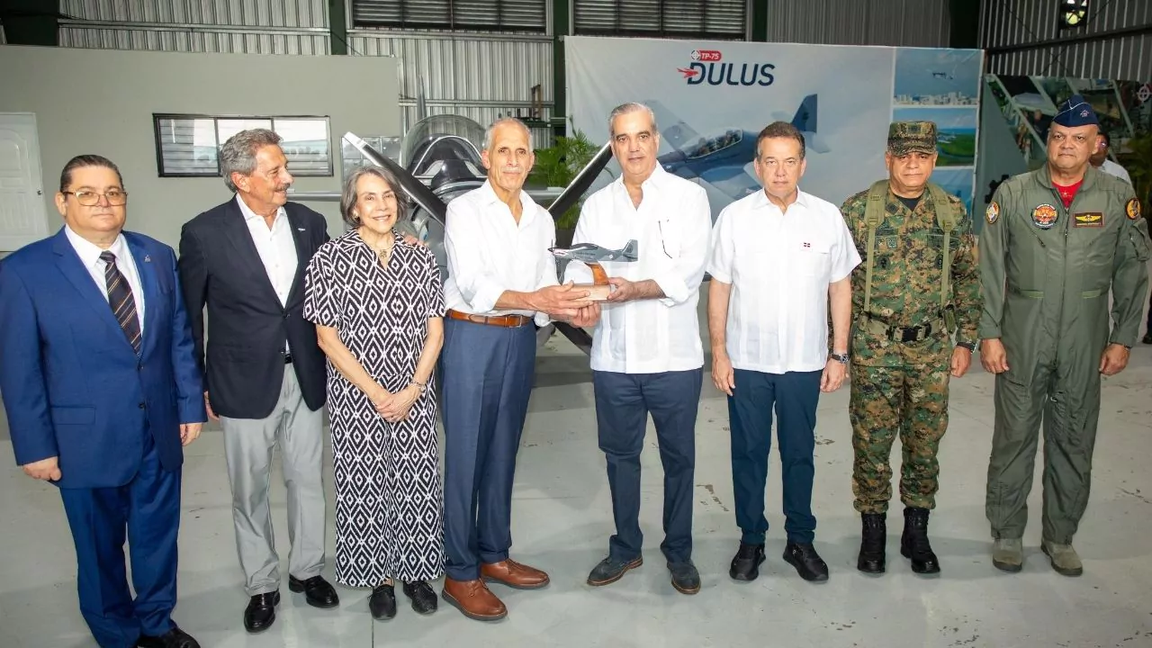 Luis Abinader y Nasry Asfura con autoridades en la Base Aérea de San Isidro, frente al avión TS-7 Dulus