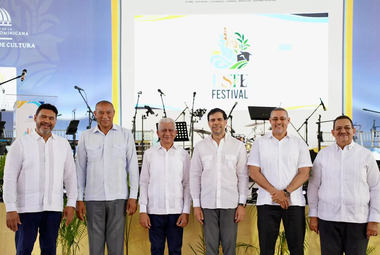 Autoridades posan en el escenario del Festival del Este durante un evento del Ministerio de Cultura en República Dominicana