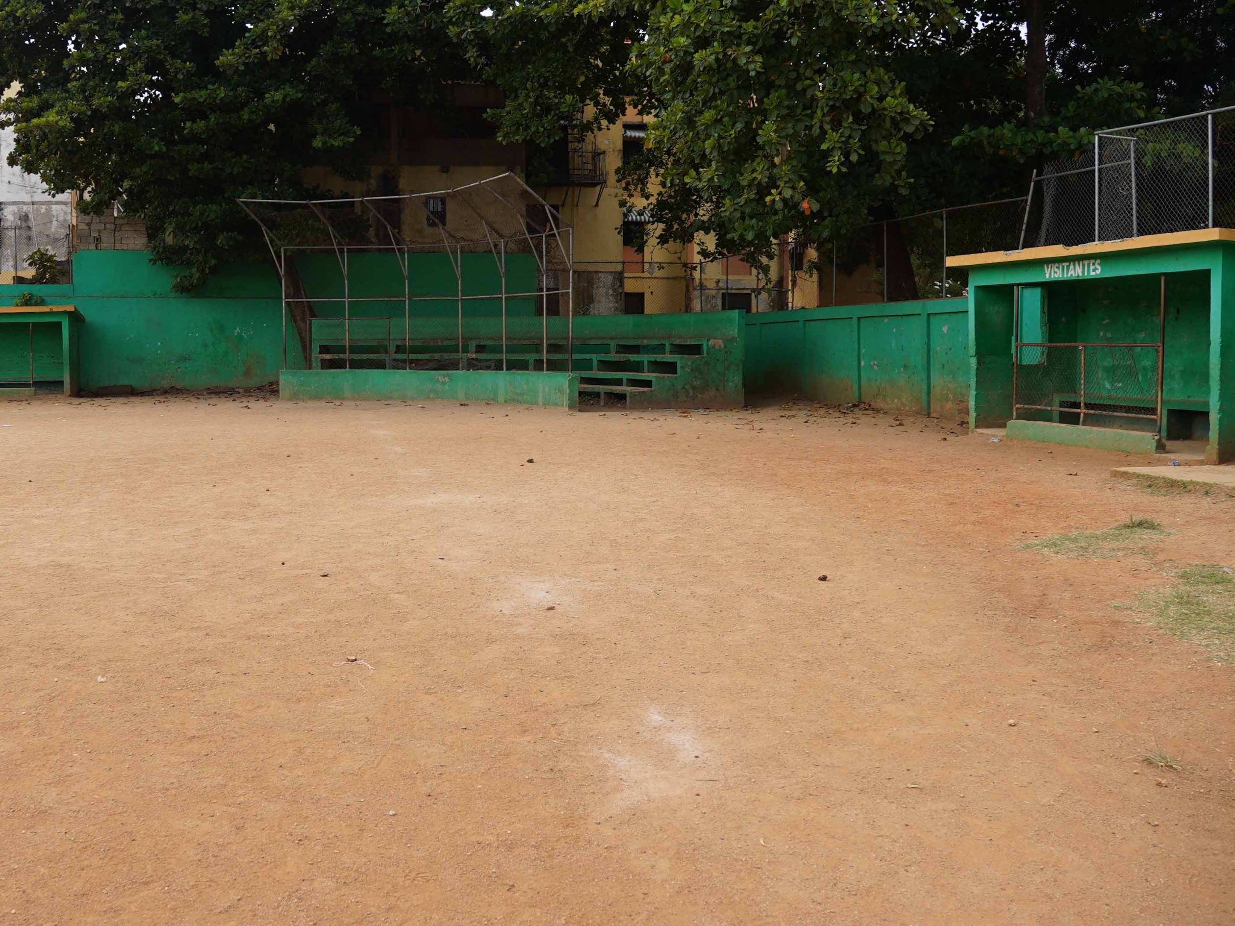 El gráfico muestra las deplorables condiciones en las que se encuentra el campo de juego de Los Molinos (Villa Duarte), peso en el que es utilizado por cinco ligas de béisbol.