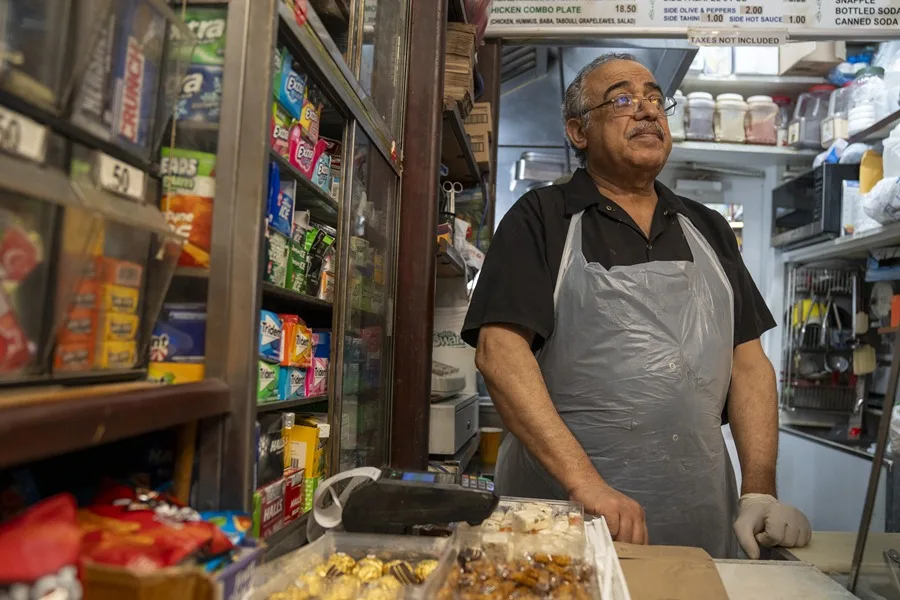 Fotografía de un vendedor extranjero, en Nueva York (EE.UU.). EFE/Ángel Colmenares