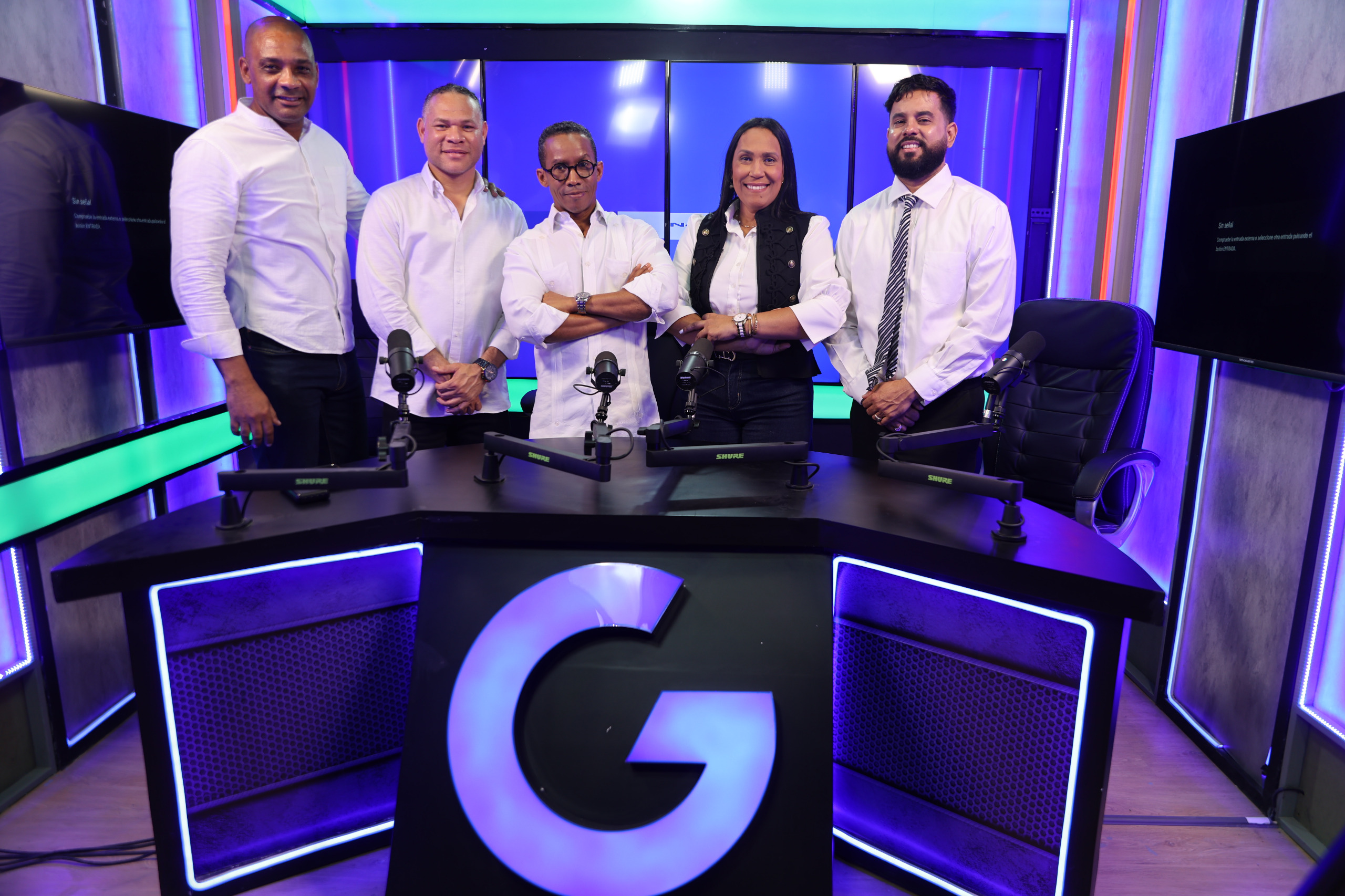 Gilbert y Más presenta “Agua y Fuego”, su nueva propuesta de análisis político en un renovado estudio