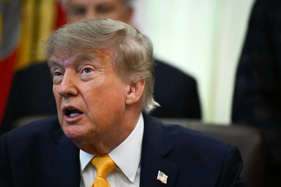 El presidente estadounidense, Donald Trump, hace un anuncio en la Oficina Oval de la Casa Blanca. EFE/EPA/ANNABELLE GORDON