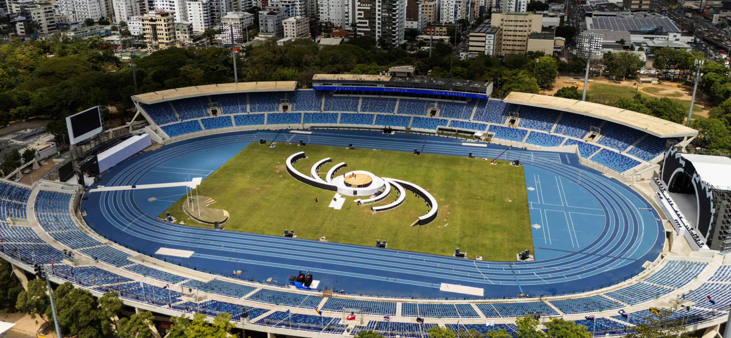 AME1800. SANTO DOMINGO (REPÚBLICA DOMINICANA), 21/07/2026.- Fotografía aérea que muestra el estadio olímpico Félix Sánchez, en el Centro Olímpico Juan Pablo Duarte este martes, en Santo Domingo (República Dominicana). República Dominicana acelera los preparativos para los XXV Juegos Centroamericanos y del Caribe Santo Domingo 2026 con la adecuación de instalaciones y la coordinación de operaciones de seguridad, transporte y logística para recibir a más de 5.000 deportistas. Grupo EFE/ XP3