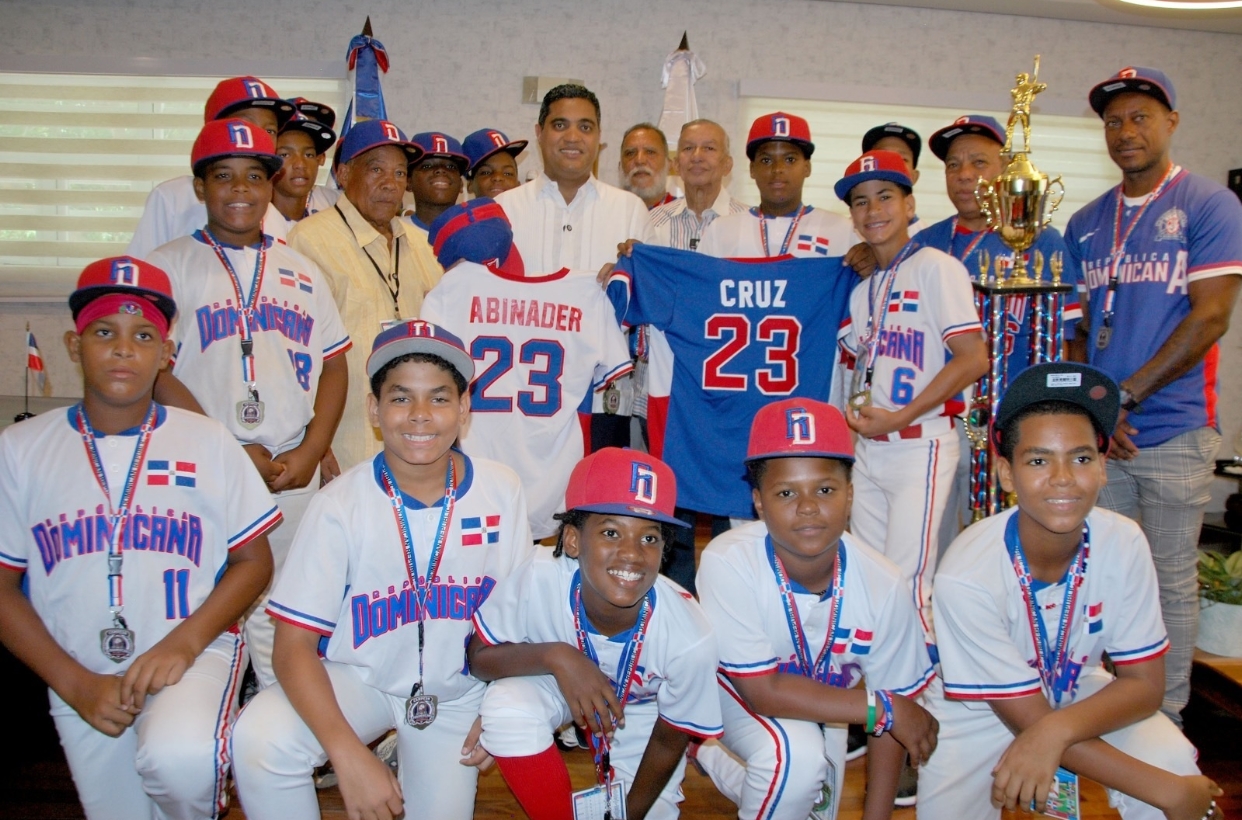 Kelvin Cruz (c) con integrantes del equipo campeón de Béisbol Infantil Panameño.
