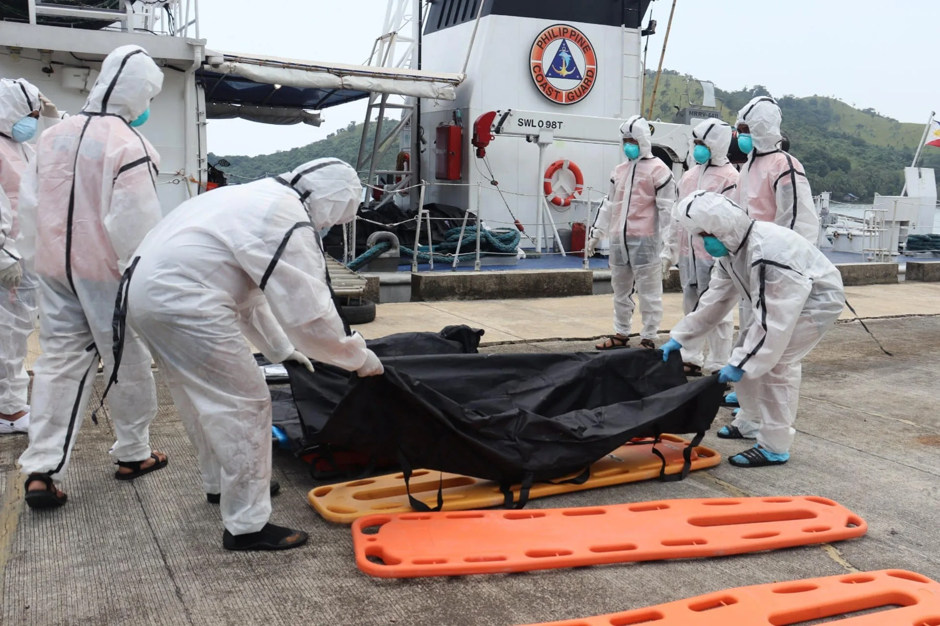 Tropas de la Guardia Costera de Filipinas transportan los restos de quienes murieron en un incendio en un barco de pasajeros