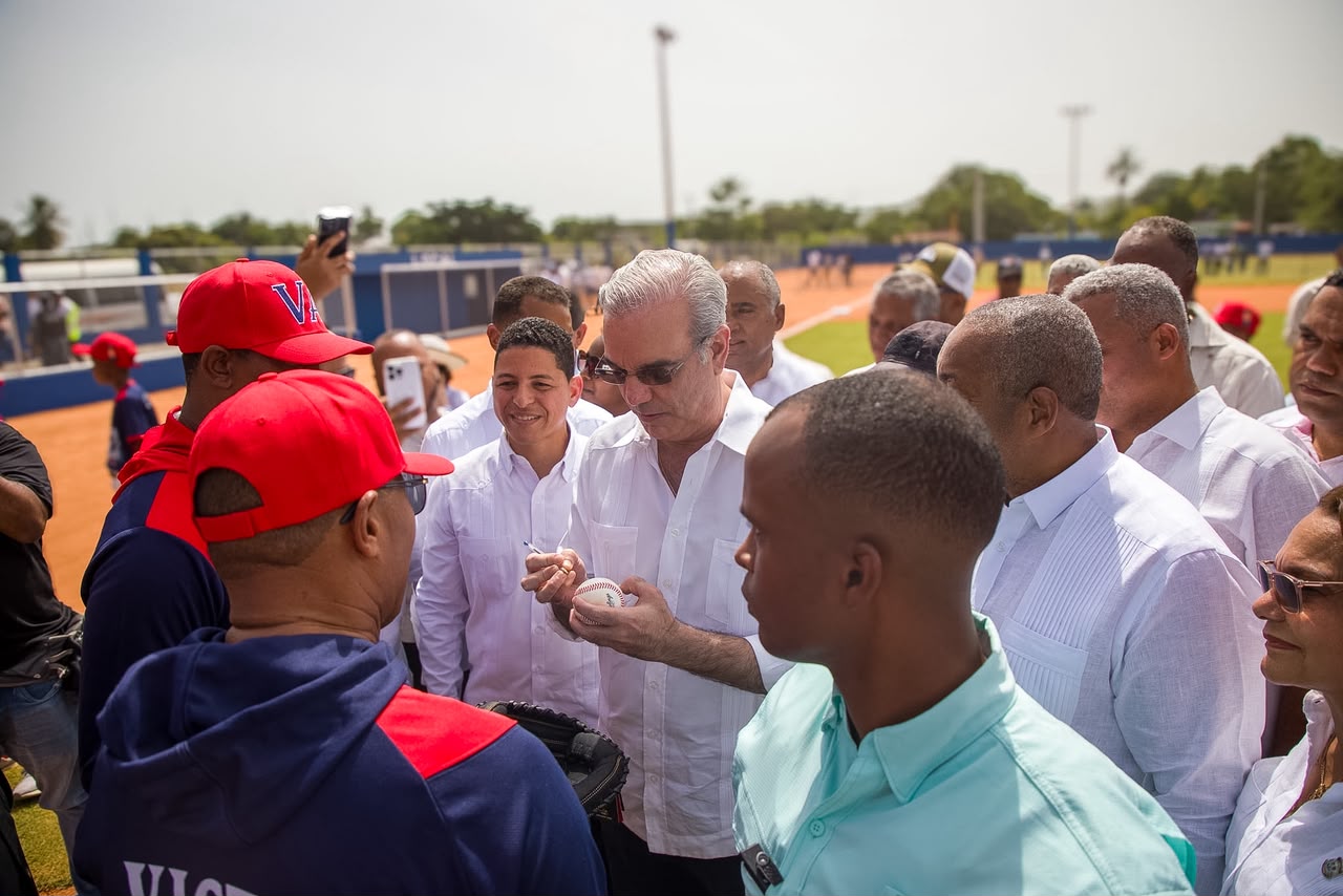 Abinader entrega moderna cancha de béisbol Nelson Mateo en Pizarrete tras 26 años de espera