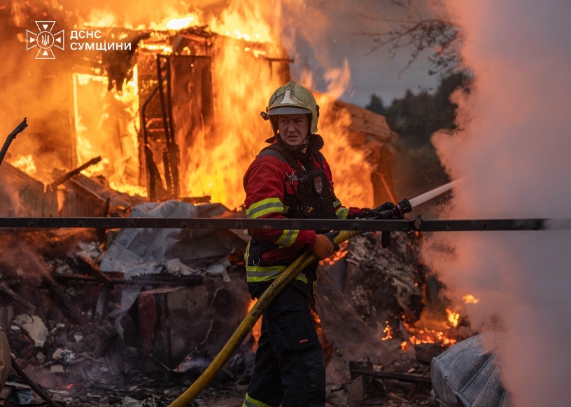 Combaten el fuego tras el ataque ruso en Ucrania. AP