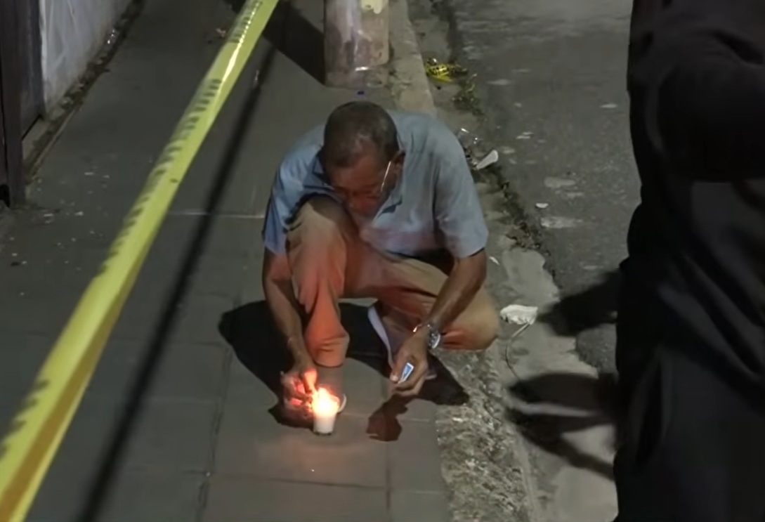 Entre velas y consternación, vecinos rinden homenaje frente a la casa de Julián Oro Duro