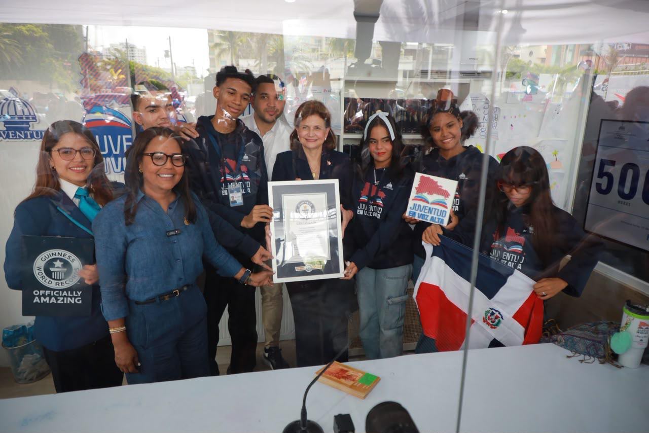 Los cinco jóvenes con el vicepresidente