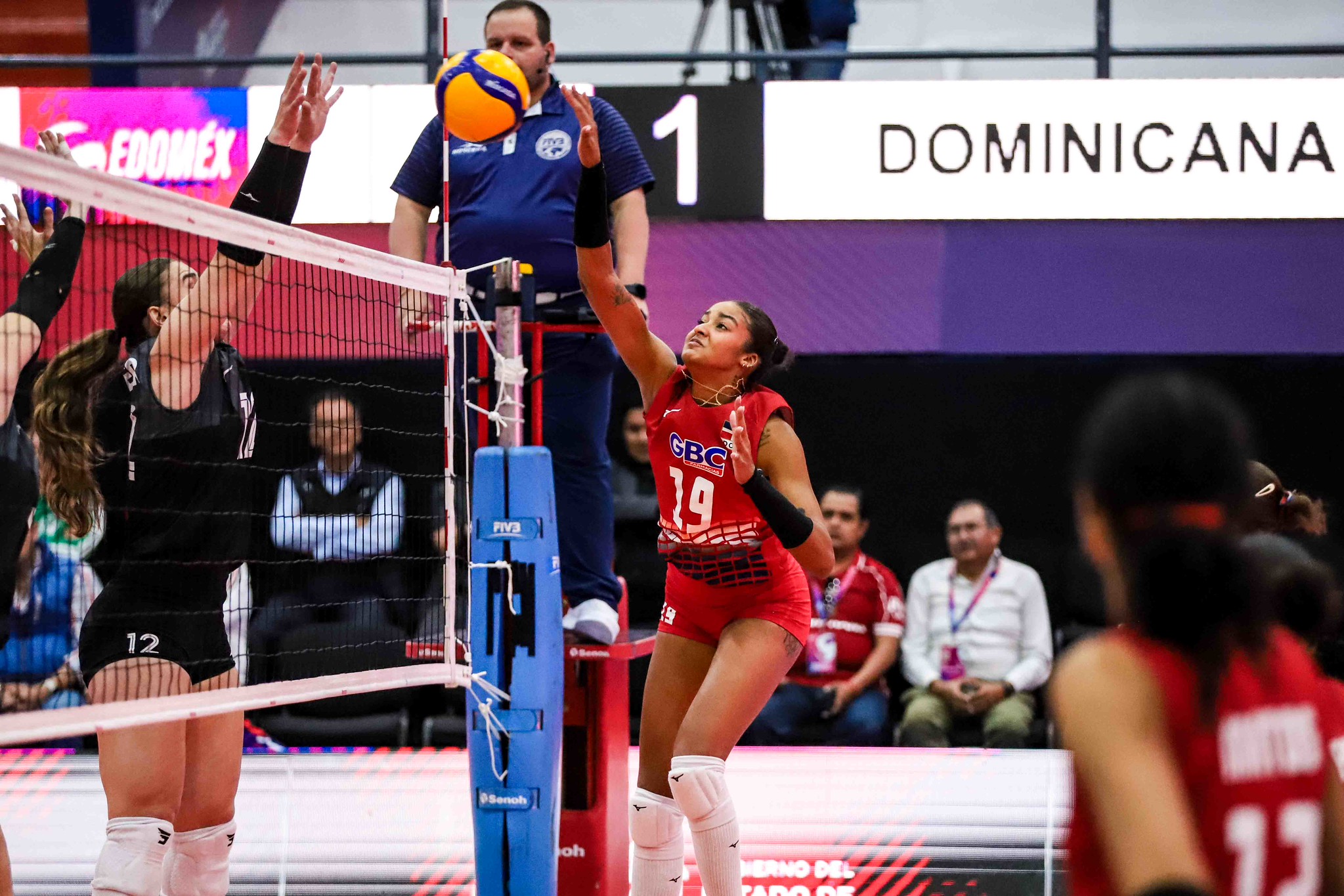 El central Florangel Terrero consigue un potente disparo en el segundo set ante Canadá