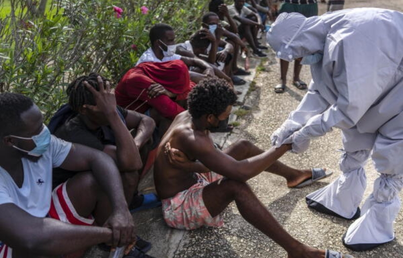 Un médico examina a los inmigrantes haitianos. Internet