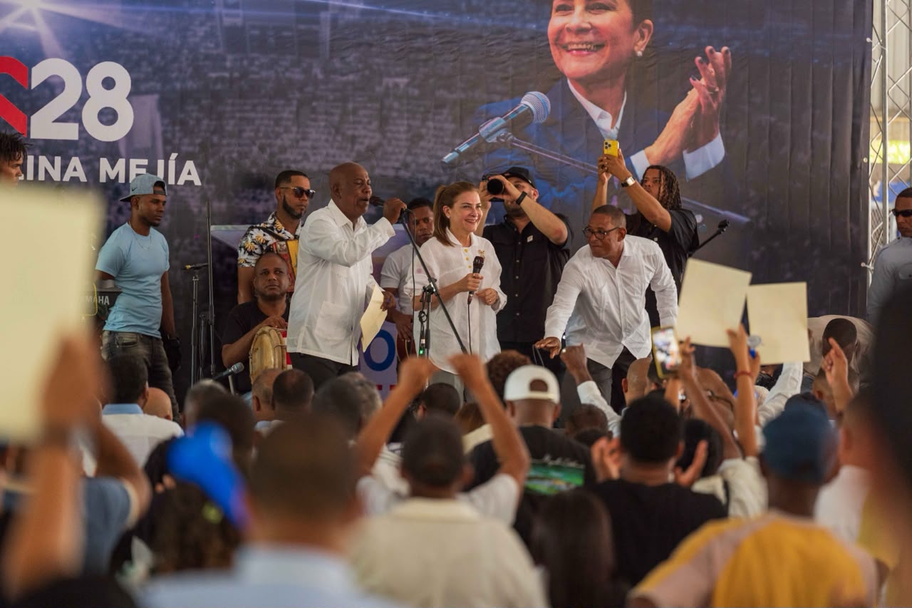 Carolina Mejía jura equipos en Bahoruco y llama a trabajar hasta 2028