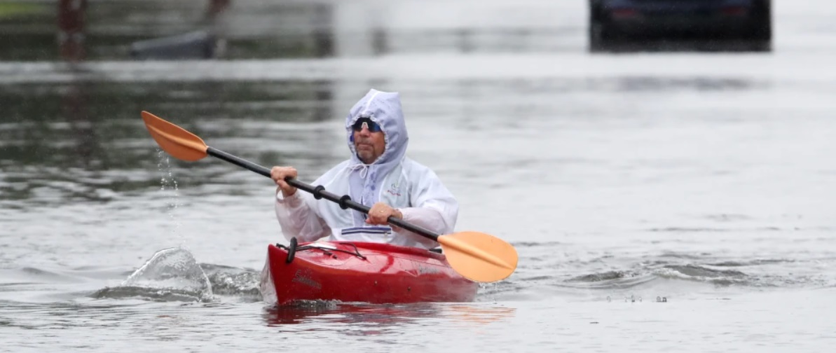 Ted Friedli navega en kayak por un tramo inundado de Florence Avenue durante una tormenta, en Long Branch, Nueva Jersey, el sábado 26 de septiembre de 2026 (Foto AP/Noah K. Murray). Licencia esta foto