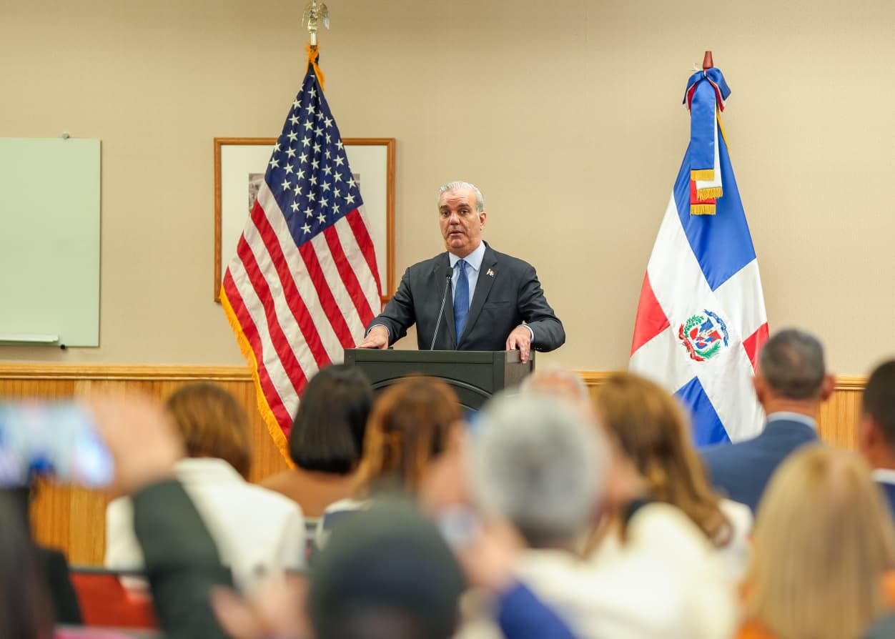 El presidente Luis Abinader se reunió con la prensa en Nueva York.