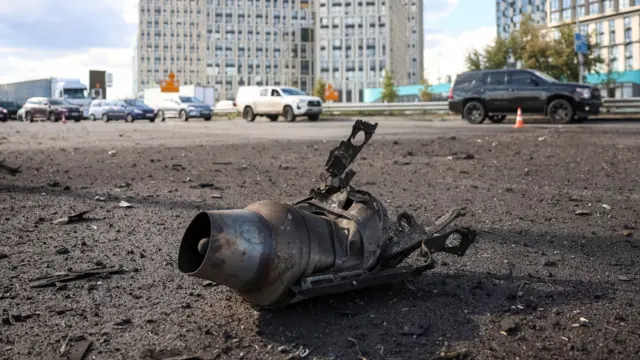 El motor de un avión no tripulado ruso yace en una calle después de un ataque ruso. 