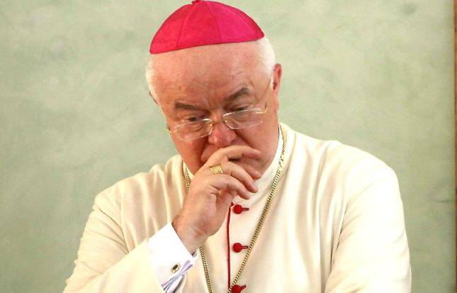 Tribunal del Vaticano acusa a Wesolowski de cinco delitos y pospone audiencia