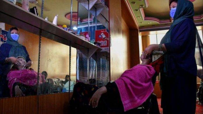 Los talibanes prohíben los salones de belleza para mujeres en Afganistán
