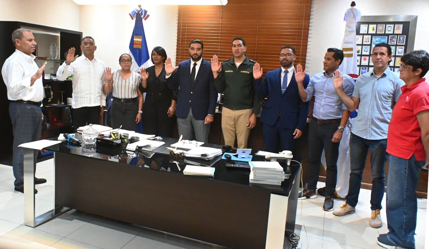 El presidente del COD, Garibaldy Bautista, juramenta a los integrantes de las comisiones de esgrima.