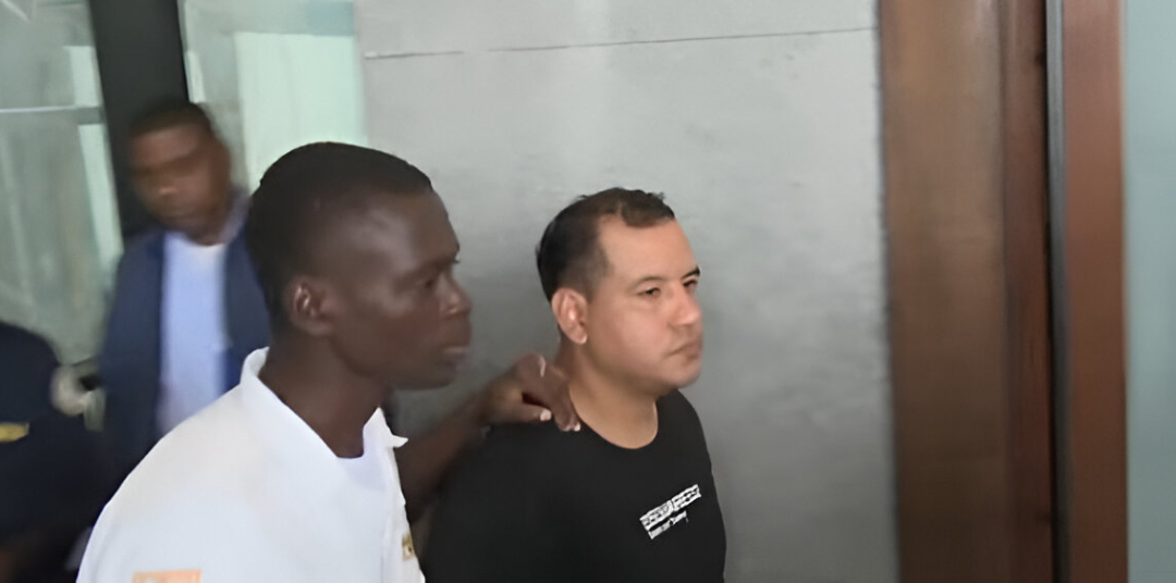 Como resultado de la investigación, el imputado Del Pino Cuya fue localizado y detenido en el sector Los Girasoles, del Distrito Nacional, donde se incautaron pruebas vinculadas a los hechos que se le imputan, las cuales han sido incorporadas al expediente.
