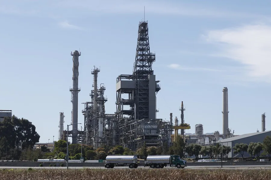 Fotografía de archivo de una refinería de petróleo en Estados Unidos. EFE/John G. Mabanglo