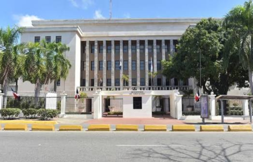 Ministerio de Educación se encuentra en Gazcue.