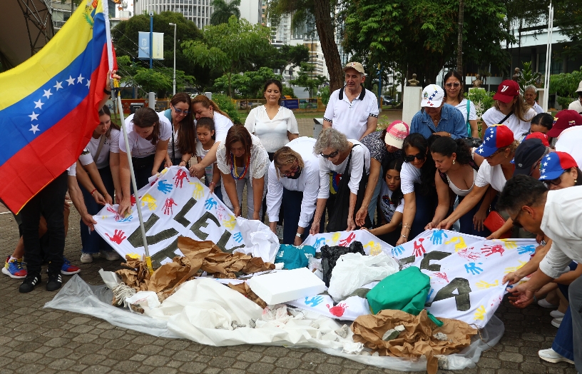 Recuerdan a víctimas de sismos en Ciudad de Panamá. EFE