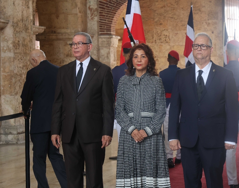 Wilson Gómez en el Panteón Nacional con las directoras Danitza Féliz y Pilia Moreno.