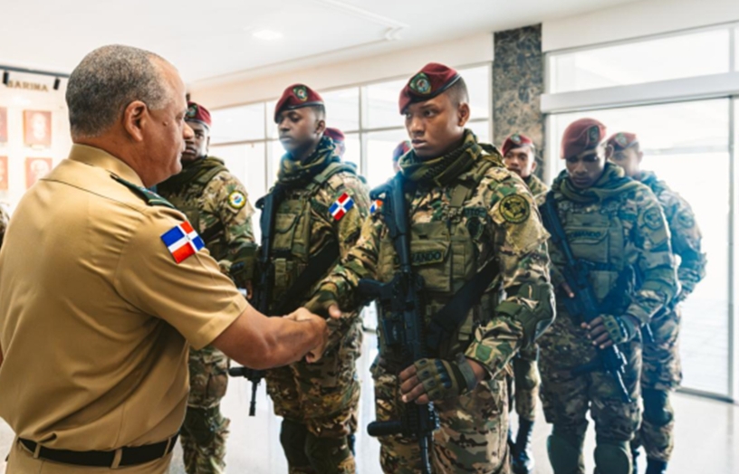 Ministro de Defensa Carlos A. Fernández se despide de militares.