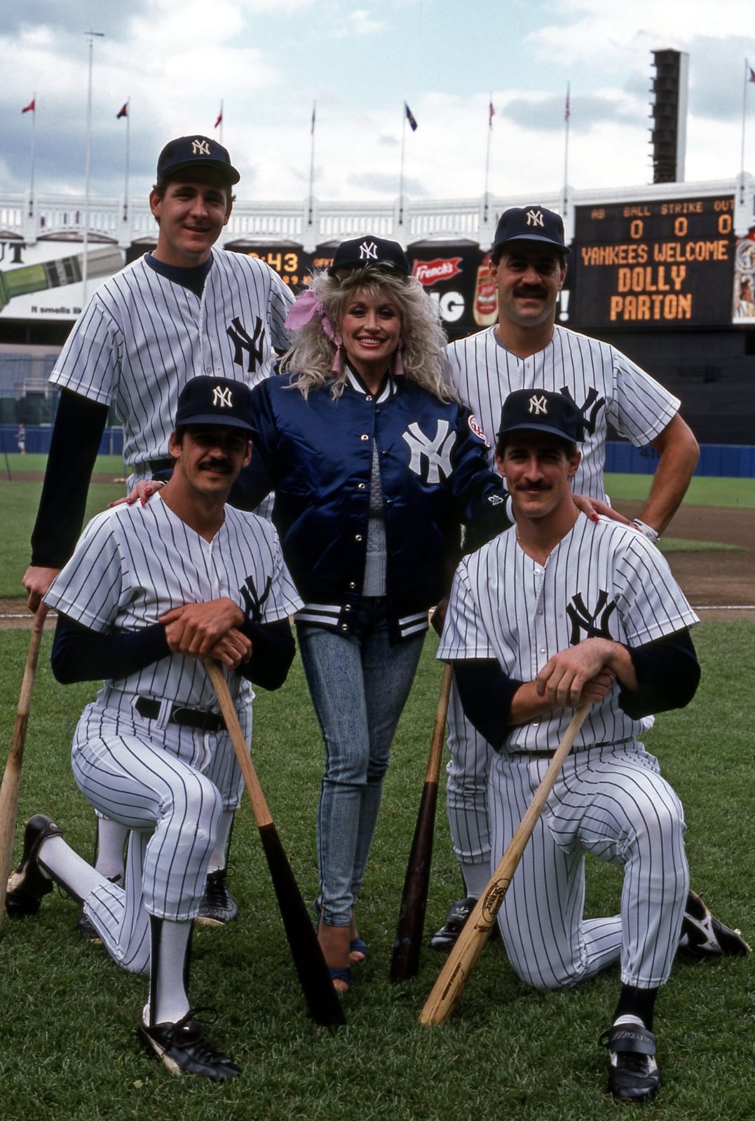 Dolly Parton posa con los Yankees en 1987