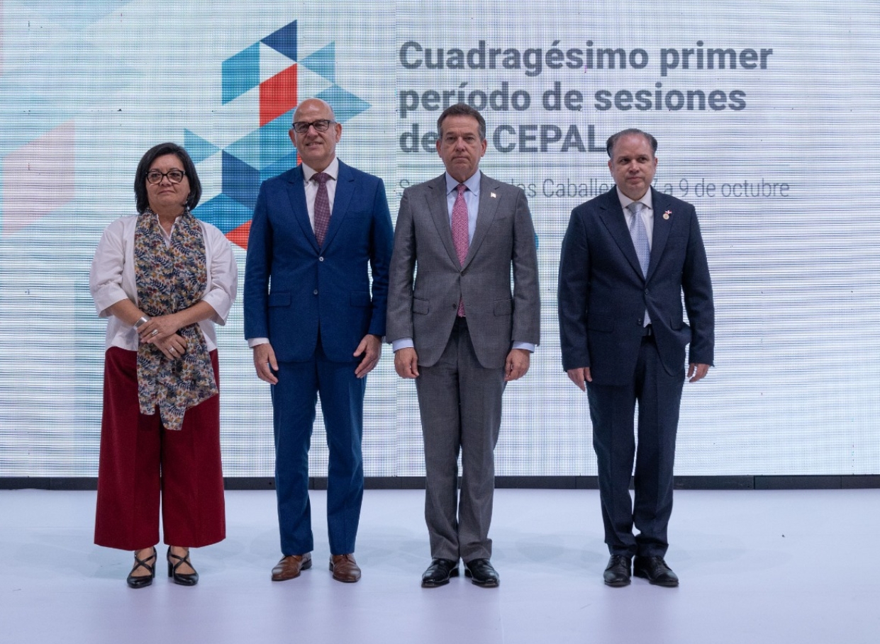 Julia Sánchez, Coordinadora Residente de Naciones Unidas en RD, Yáñez, Secretaria de la Comisión de la CEPAL, el Ministro de Relaciones Exteriores, Víctor Bisonó, y Hugo Rivera, Viceministro de Asuntos Económicos y Cooperación Internacional.