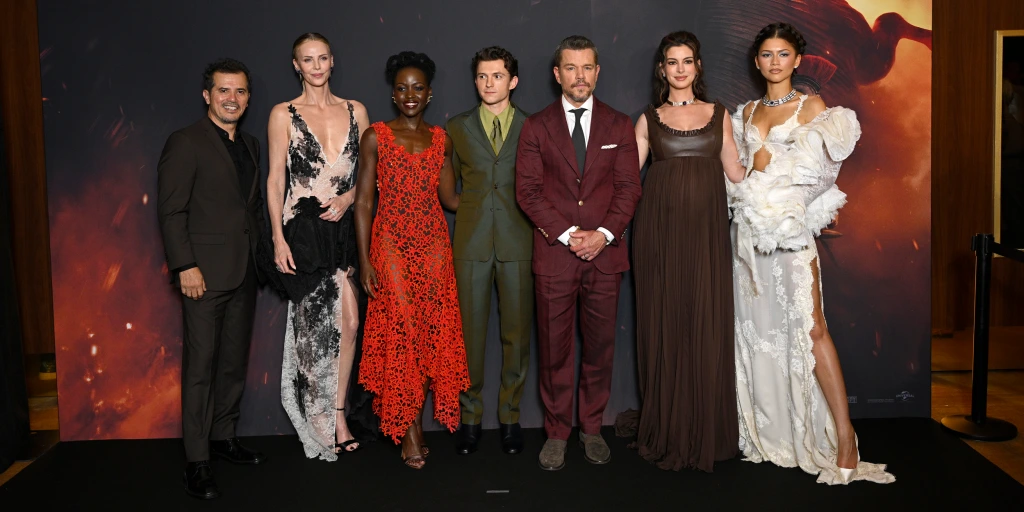 John Leguizamo, Charlize Theron, Lupita Nyong'o, Tom Holland, Matt Damon, Anne Hathaway y Zendaya durante el estreno de The Odyssey el 8 de julio de 2026 en París, Francia.