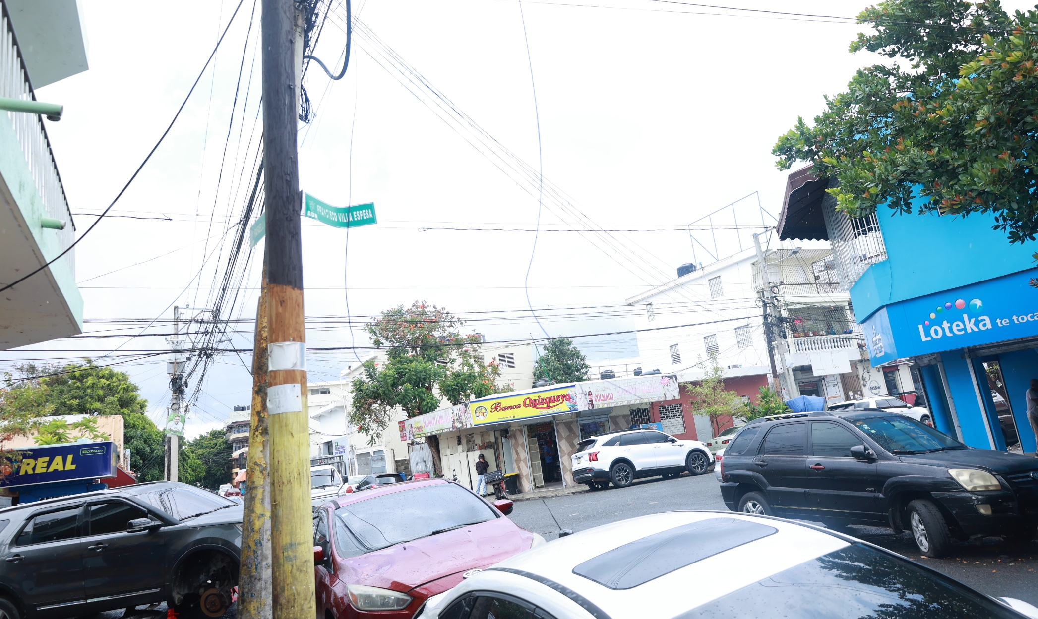 La calle Francisco Villaespesa, en el sector de Villa Juana, tiene cuatro bancos de lotería en una misma periferia, en claro incumplimiento de la ley, que establece una distancia de 200 metros lineales entre un banco y otro.