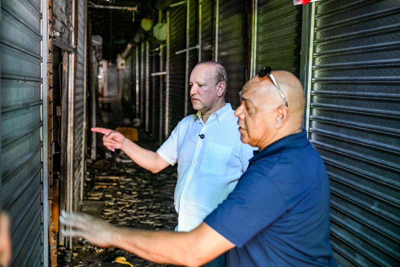 El alcalde Ulises Rodríguez y el jefe de Bomberos, Alexis Moscat, inspeccionaron los daños