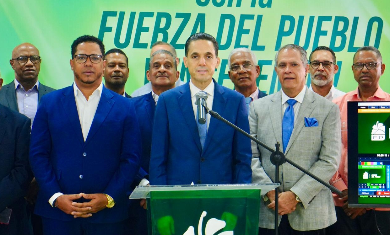 Juan Gómez, con el equipo de energía de Fuerza del Pueblo en conferencia de prensa.
