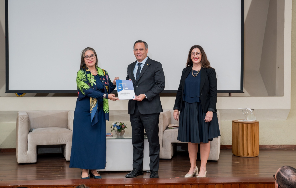 Ana María Díaz, representante residente del PNUD, y Seria Gloria Manzotti, experta por LA, entregan el informe a Luis Henry Molina, presidente de la SCJ. Duany Núñez.