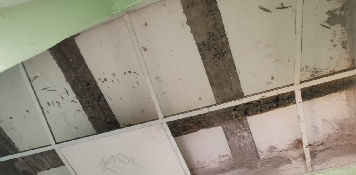 Uno de los planteles de la SDE tiene el techo de un salón de clases a punto de derrumbarse