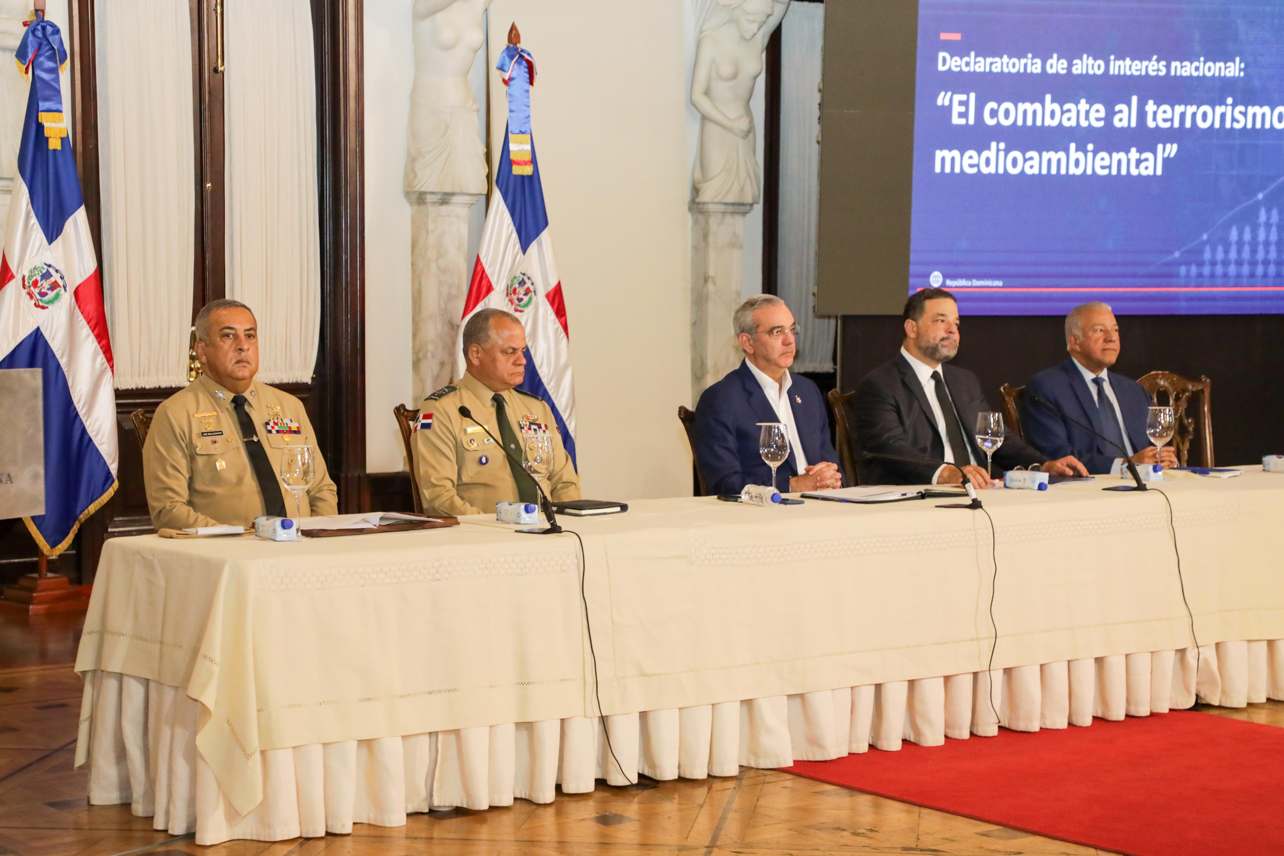 Con el presidente Abinader estuvieron los ministros Administrativos de la Presidencia, Andrés Bautista; de Medio Ambiente y Recursos Naturales, Paíno Henríquez; de Defensa, Teniente General Carlos Antonio Fernández Onofre; el director de Migración, Luis Rafael Lee Ballester y la Subconsultor Jurídica del Poder Ejecutivo, Maireni Rivas.