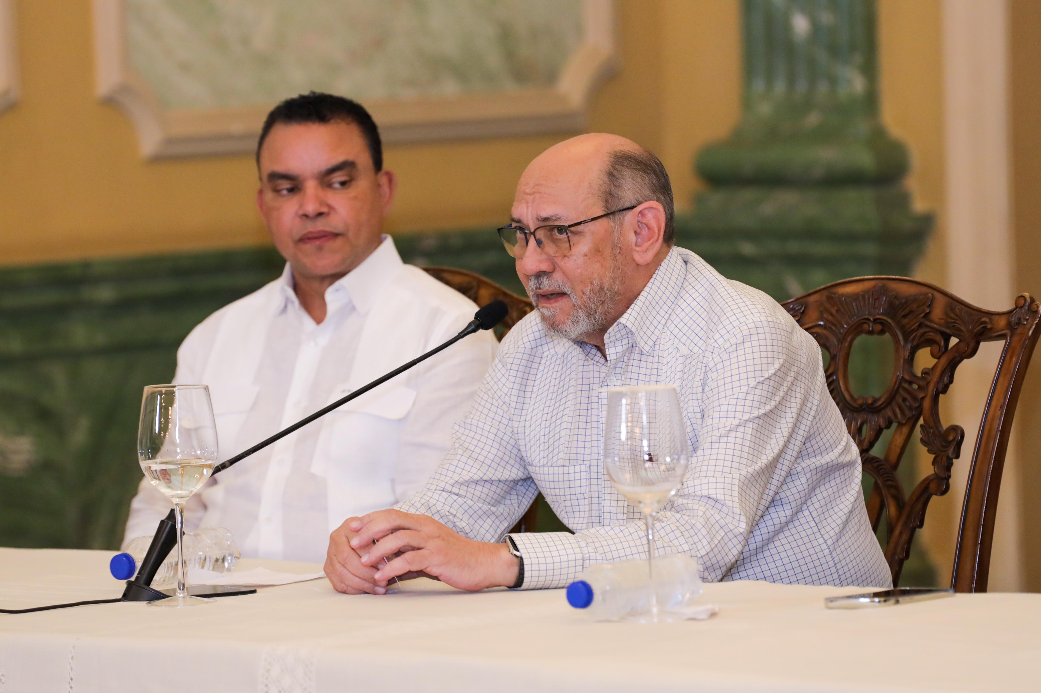Leonardo Reyes Madera (centro), en Palacio Nacional, habló sobre las solicitudes que ha recibido Onesvie.