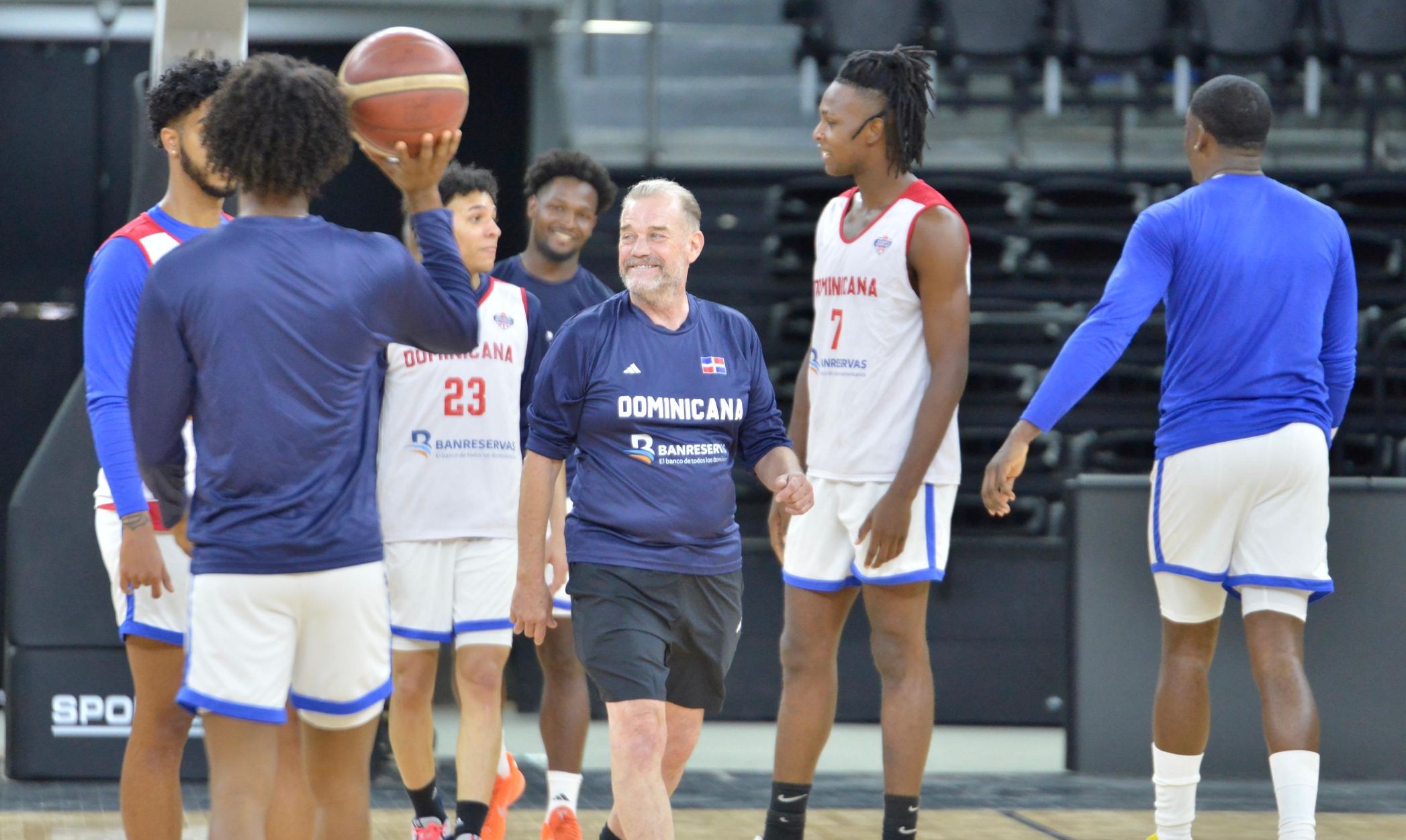 Néstor -Ché- García conversa animadamente con algunos de los jugadores de la Selección en una de las prácticas en el Palacio de Deportes.