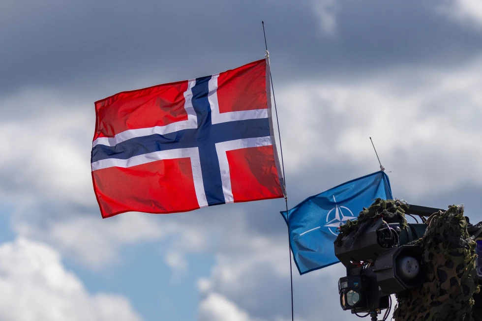 Las banderas de Noruega (izquierda) y de la OTAN, vistas durante las maniobras militares “Iron Wolf 2025-I” en el área de entrenamiento de Gaiziunai. AP