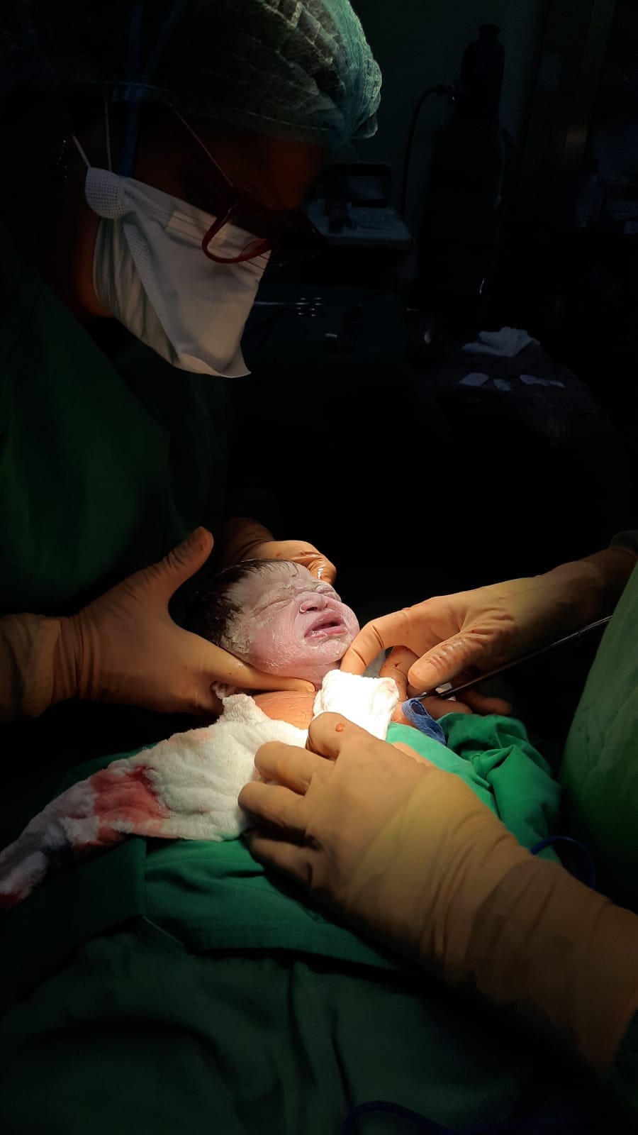 La obstetra-ginecóloga laparoscopista Lourdes Hilario y su equipo médico realizan una cesárea a una paciente.