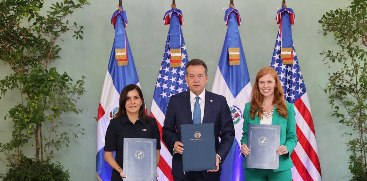 La embajadora de Estados Unidos, Leah Francis Campos; El canciller Víctor Bisonó y la secretaria de la declaración, Bethany Kozma, tras la firma del pacto